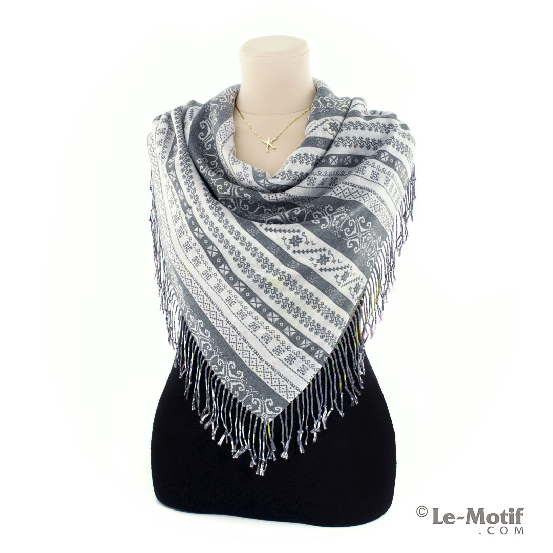 Мягкий, двухсторонний, теплый платок “Ветви узоров” из высококачественной шерсти и нежного хлопка с бахромой кисточкой, сделанной вручную. Современная абстракция в серо-белых тонах. Платок Le Motif из шерсти и хлопка. Способ завязывания, 15GF585
